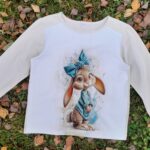 Valge särk jänese kujutisega sinises riietuses