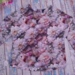 Lillemustriline pikkade varrukatega särk puidust taustal