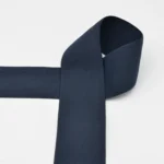 Tumesinine elastne lint valgel taustal