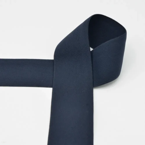 Tumesinine elastne lint valgel taustal