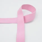 Heleroosa elastne lint valgel taustal