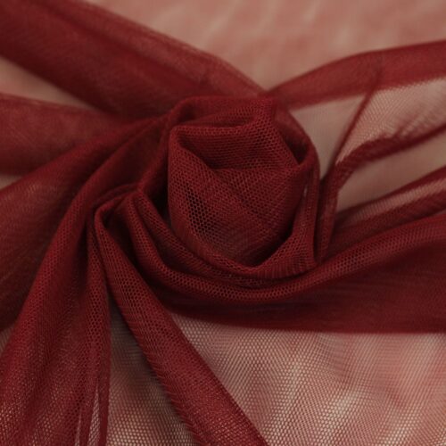 Punane tüllkangas roosikujuliselt volditud