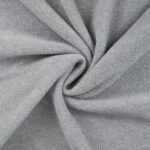 Hall pehme fliisriie keeratud voltidena