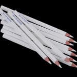 Valged pliiatsid mustal taustal