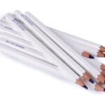 Valged pliiatsid sinise otsaga