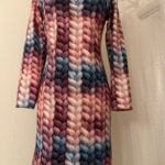 Mitmevärviline kudumimustriline pikkade varrukatega kleit