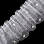 Valge tüll pits pärlitega mustal taustal