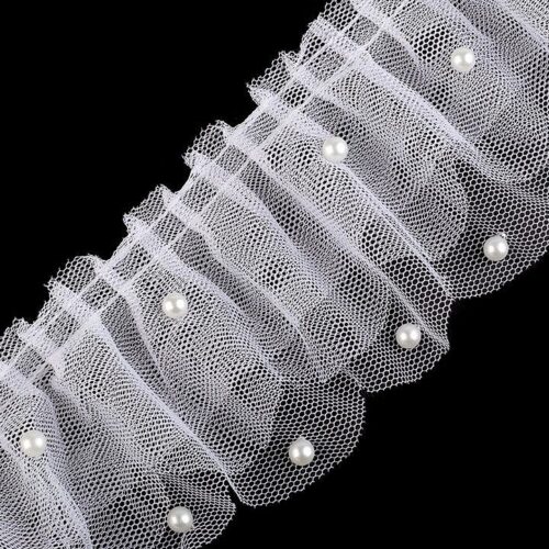 Valge tüll pits pärlitega mustal taustal