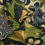 Mitmevärviline lillemustriline kangas rohelises toonis