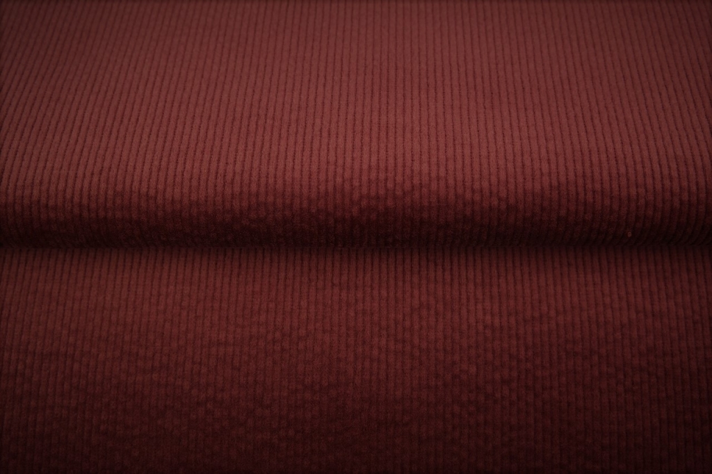 Pruun sooniline veluurkangas lähedalt