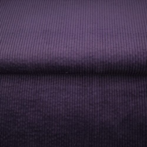 Tume lillakas triibuline sametkangas lähipildis