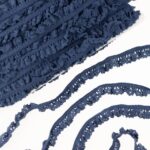 Tumesinised kroogitud pitspaelad valgel taustal