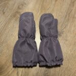 Tumedad talvised kindad puidust põrandal