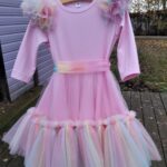 Roosa tüllkleit laste jaoks aiataustal