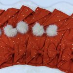 Punased mütsid valgete tutikute ja lipsudega