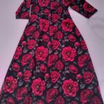 Must kleit punaste rooside mustriga