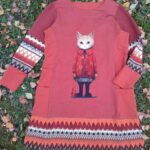 Punane kleit kassiprindiga ja mustriliste varrukatega