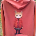 Oranž pusa kassiprindiga kapuutsiga