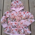 Roosa laste kapuutsiga jakk jänesemustriga