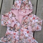 Roosa laste jakk jänese mustriga