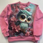 Roosa pusa öökulliga ja õitsvate kirssidega