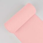 Roosa kangarull heledal taustal