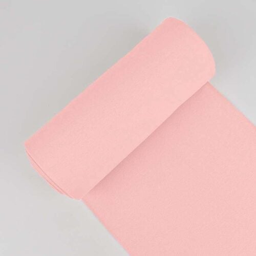 Roosa kangarull heledal taustal