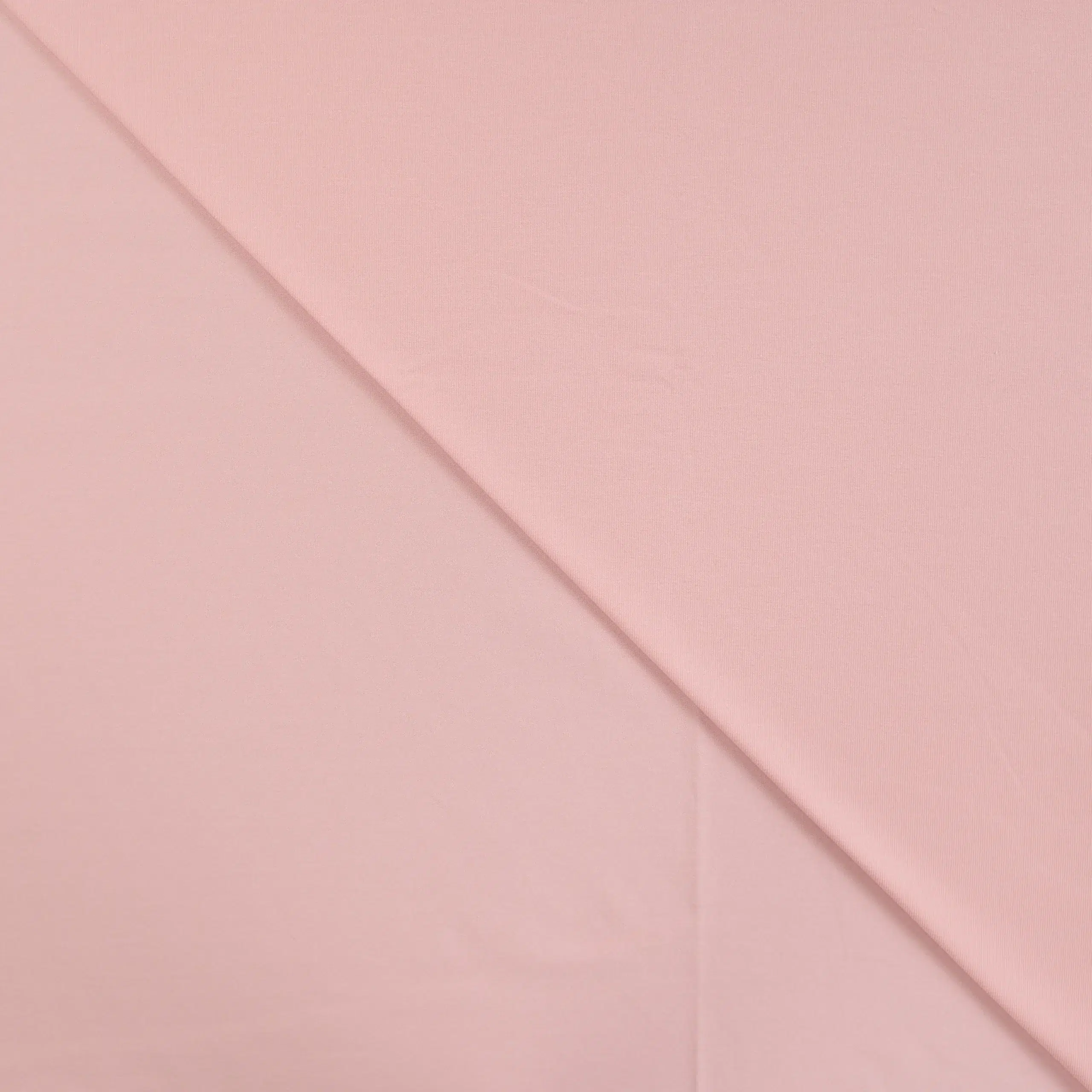 Roosa kangas diagonaalse voldiga lähivaates