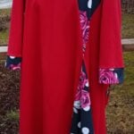 Punane kleit täpilise ja lillelise detailiga