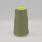 Oliivroheline niidirull valgel taustal