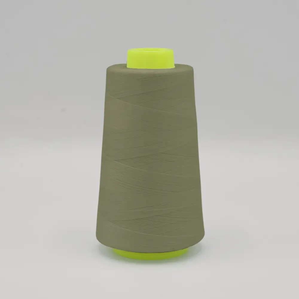 Oliivroheline niidirull valgel taustal