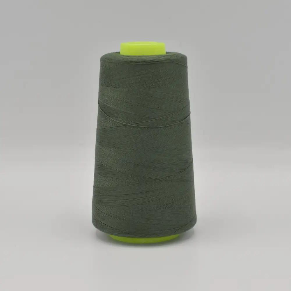 Tume roheline niidirull valgel taustal