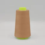 Beež õmblusniidi koonus roheliste otstega