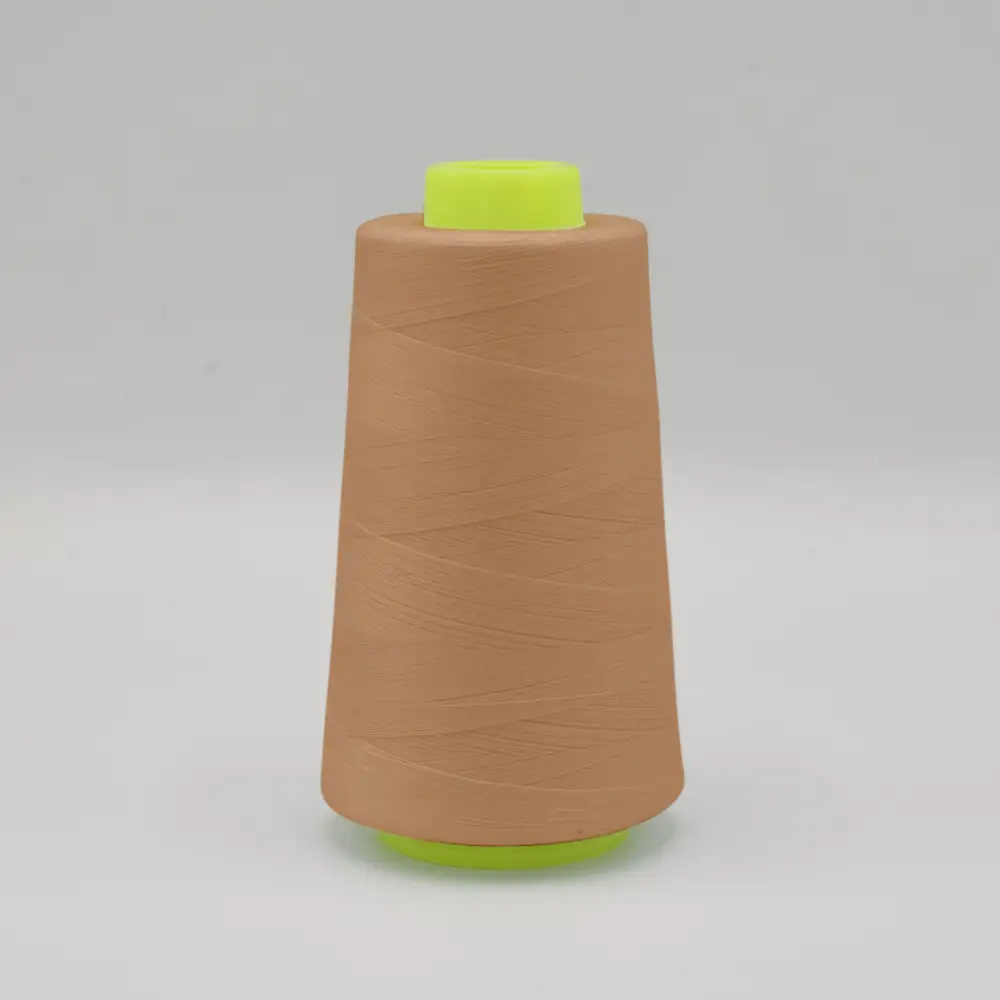 Beež õmblusniidi koonus roheliste otstega