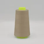 Beež õmblusniidi koonus rohelise südamikuga