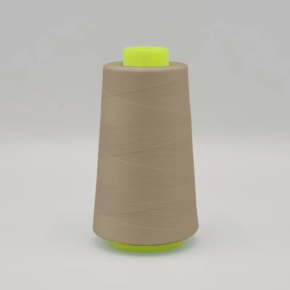 Beež õmblusniidi koonus rohelise südamikuga