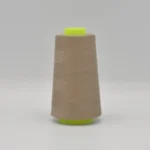 Beež niidirull rohelise südamikuga valgel taustal