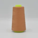 Virsikuvärvi õmblusniidi pool rohelisel südamikul