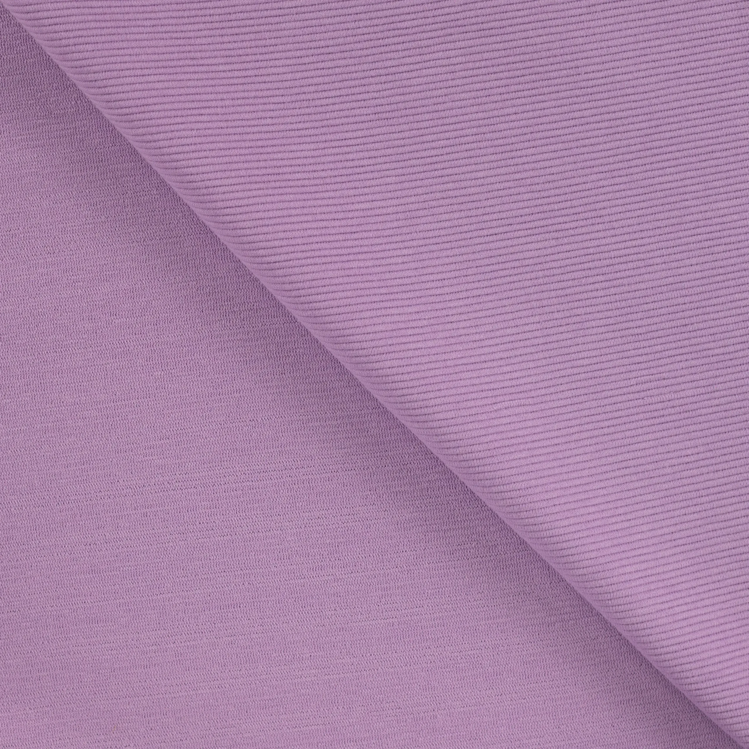 Lillakas soonik- ja sile kangas lähivaates