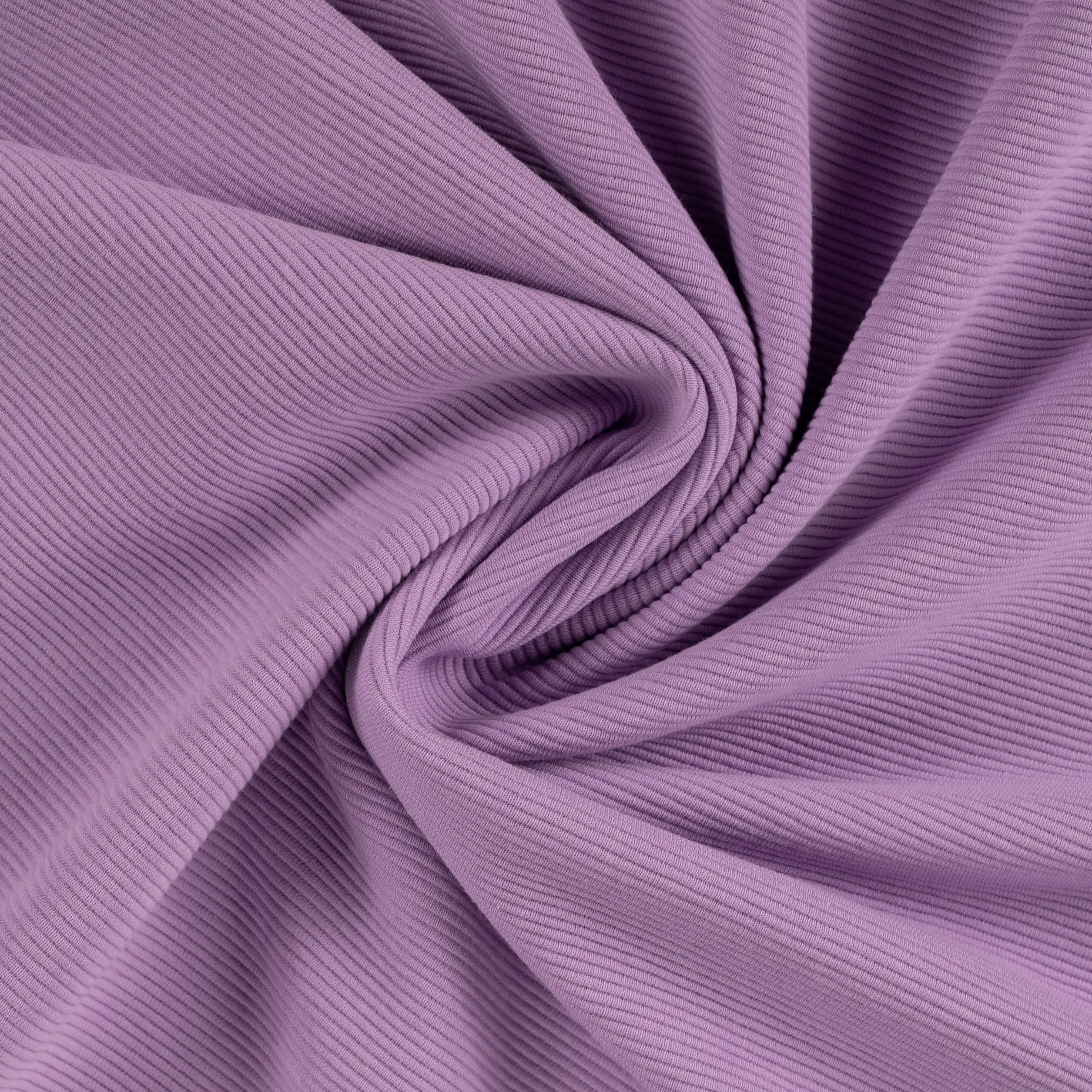 Lillakas soonikkoes kangas keeratud spiraaliks