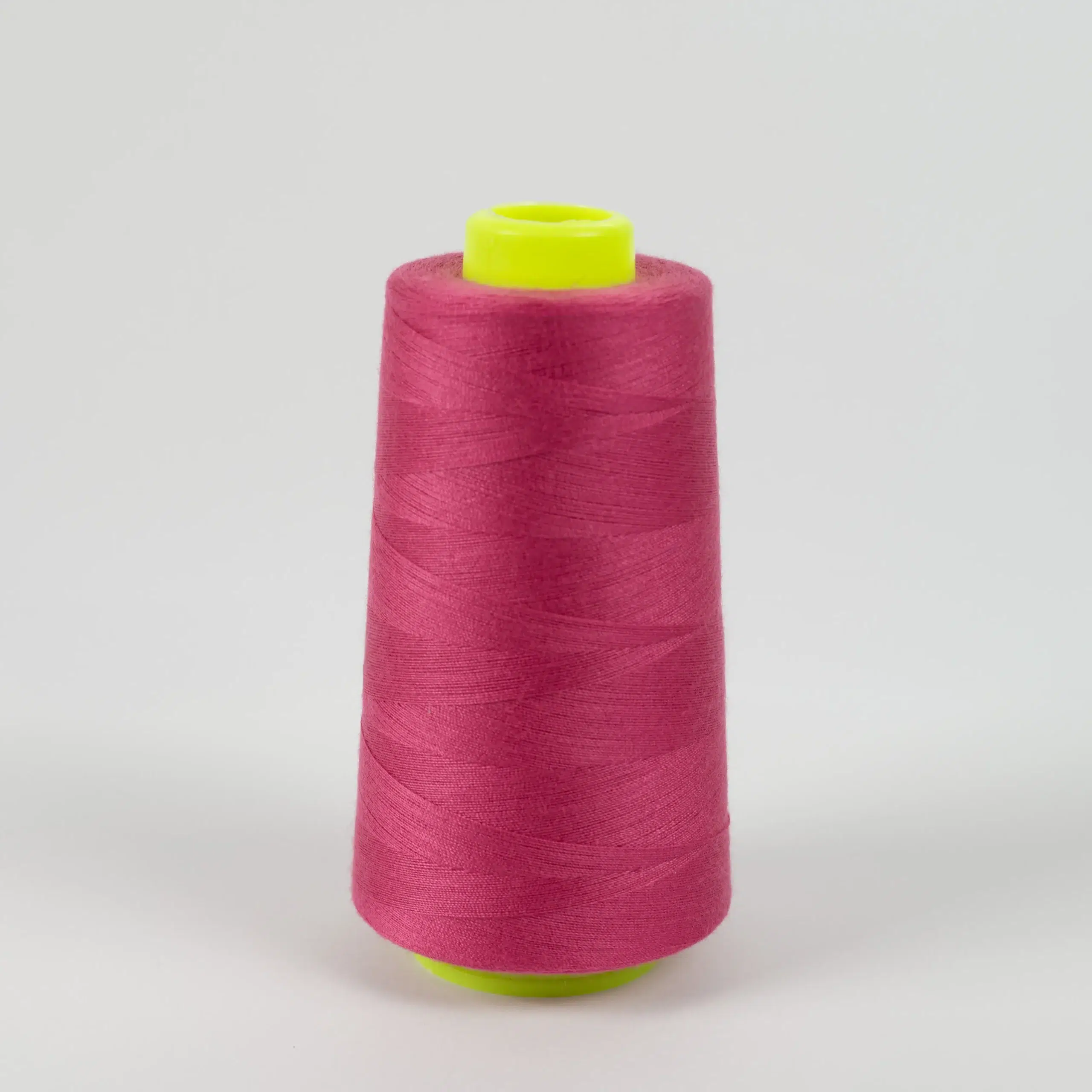 Roosa niidirull rohelise südamikuga valgel taustal