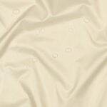 Veepiisad heledal beežil kangapinnal