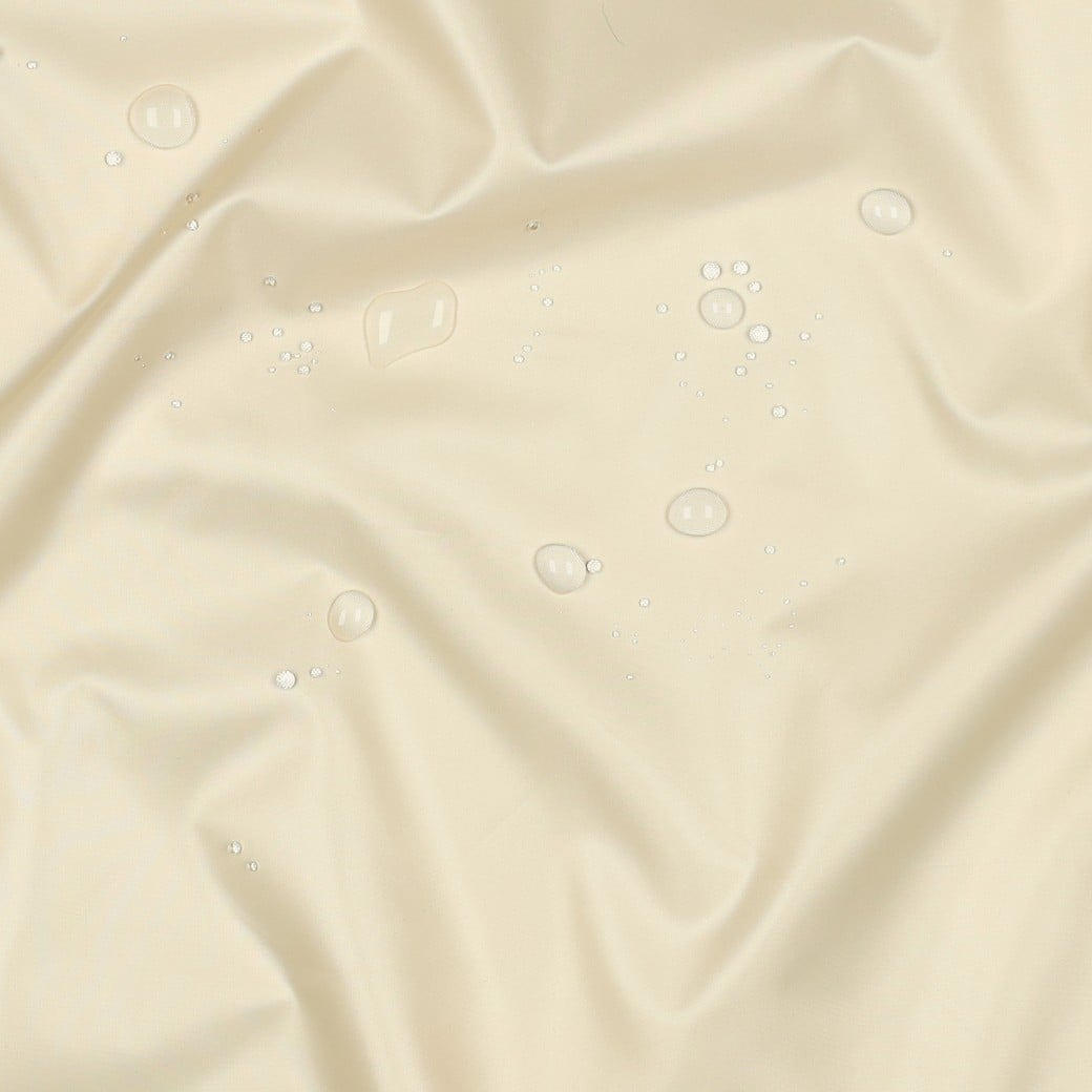 Veepiisad heledal beežil kangapinnal