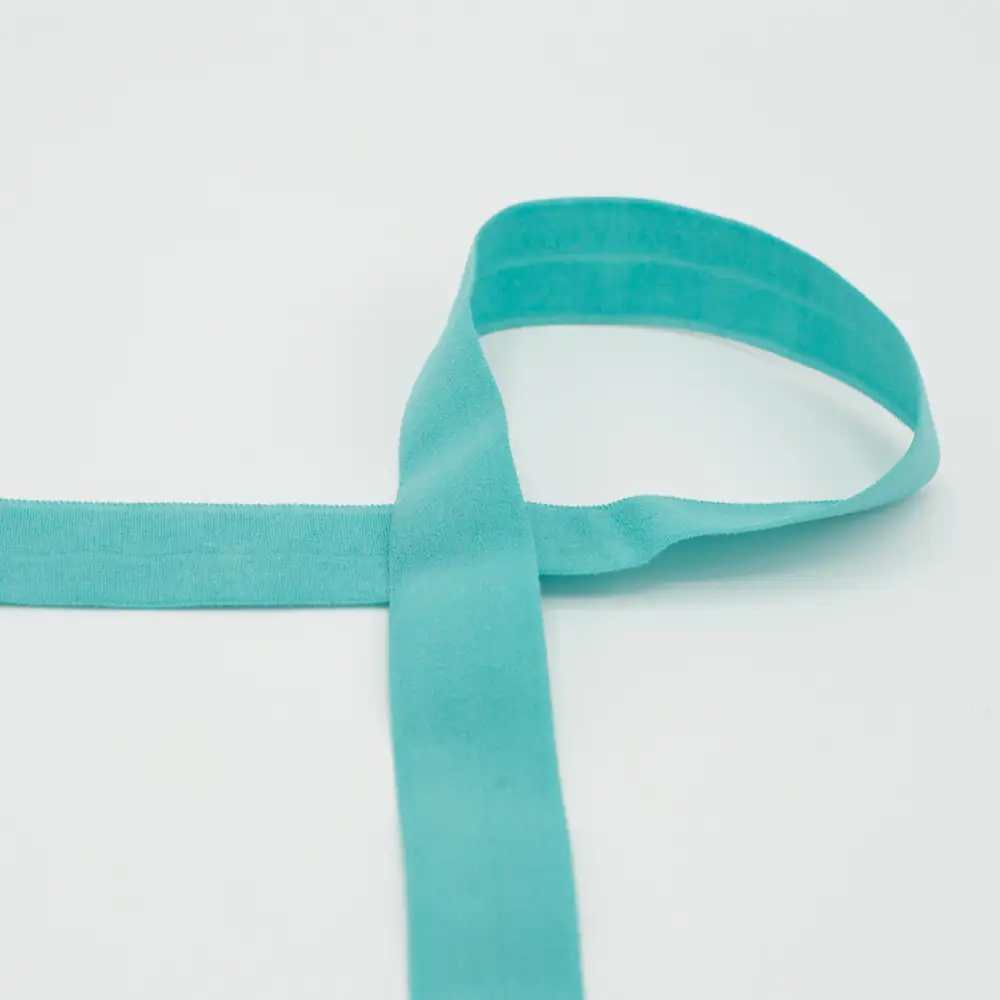 Türkiissinine lint valgel taustal