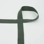 Roheline kangast lint valgel taustal