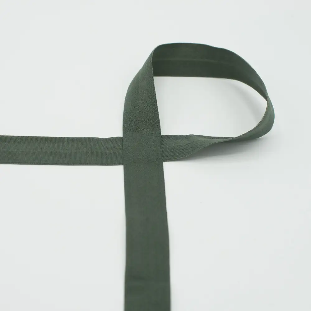 Roheline kangast lint valgel taustal