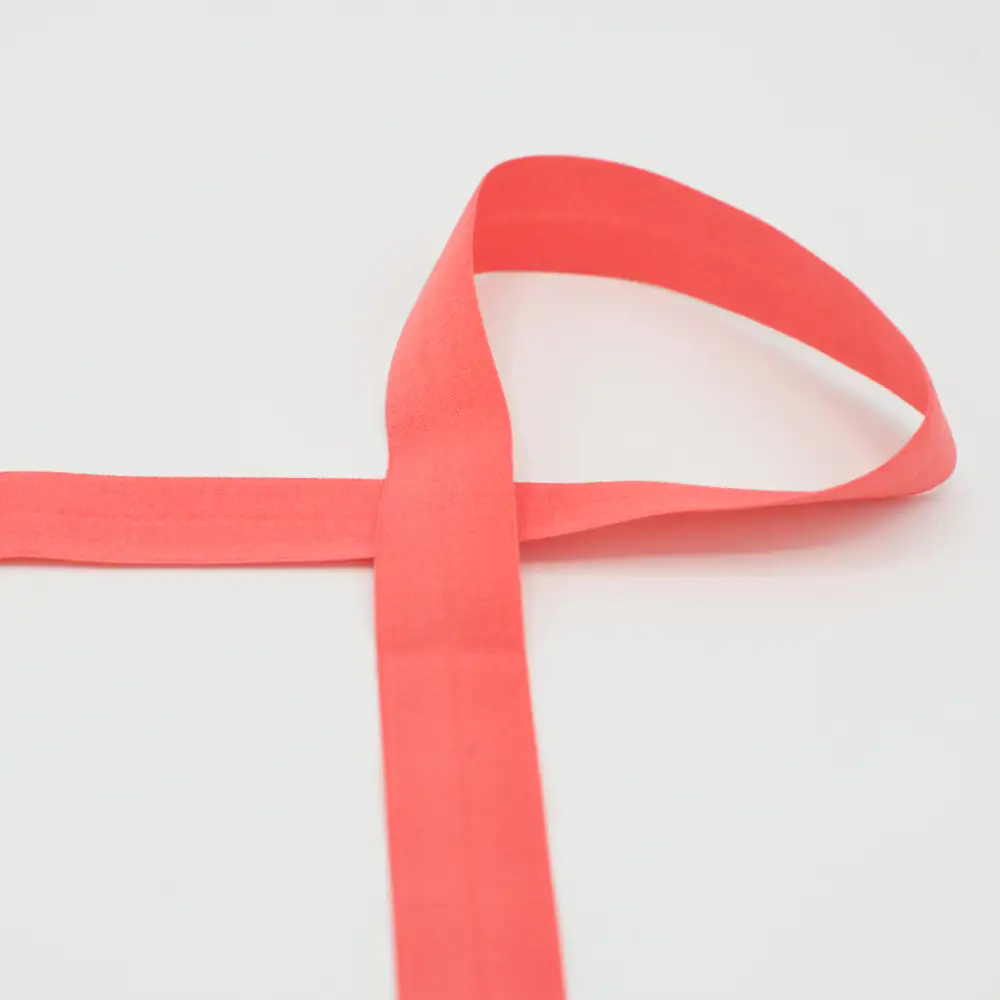 Roosa teadlikkuse lint valgel taustal