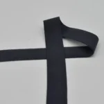 Tumesinine elastne pael valgel taustal