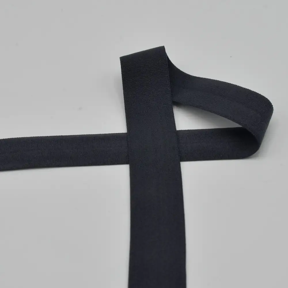 Tumesinine elastne pael valgel taustal