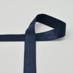 Tumesinine pael valgel taustal